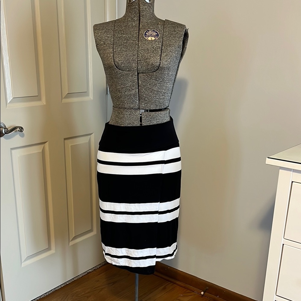 Athleta knit Black and White Striped Women's Skirt fully lined